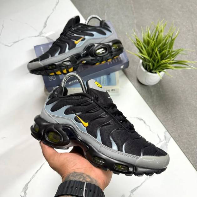 Nike Air Max Plus Negro/Gris con Detalles Amarillos