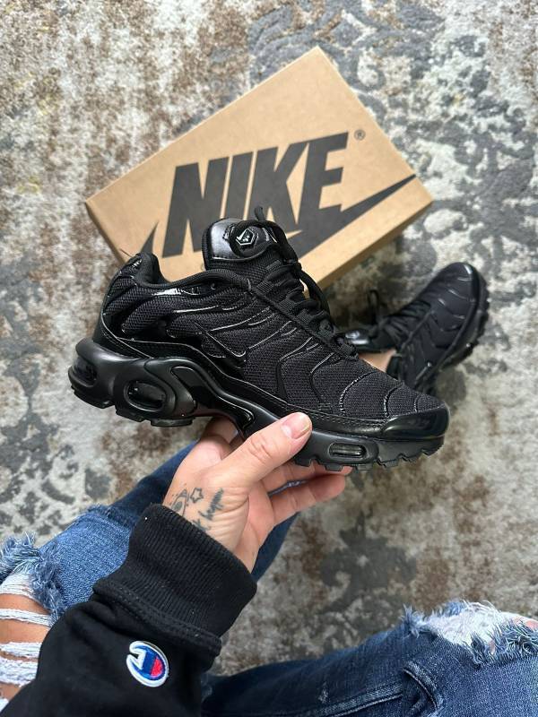 Nike Air Max Plus Negro/Gris con Detalles Amarillos - Image 2
