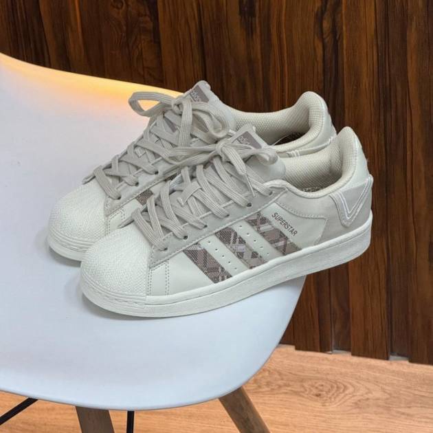Adidas Superstar Beige con Detalle en Patrón