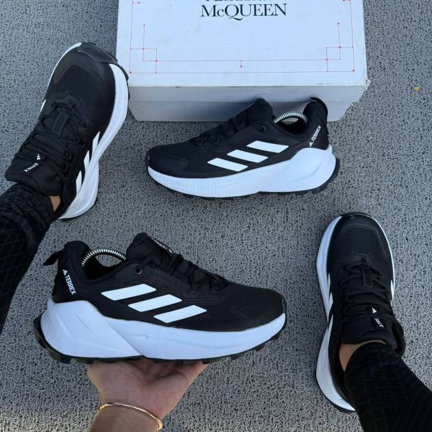 Adidas Black Runner con Suela Blanca