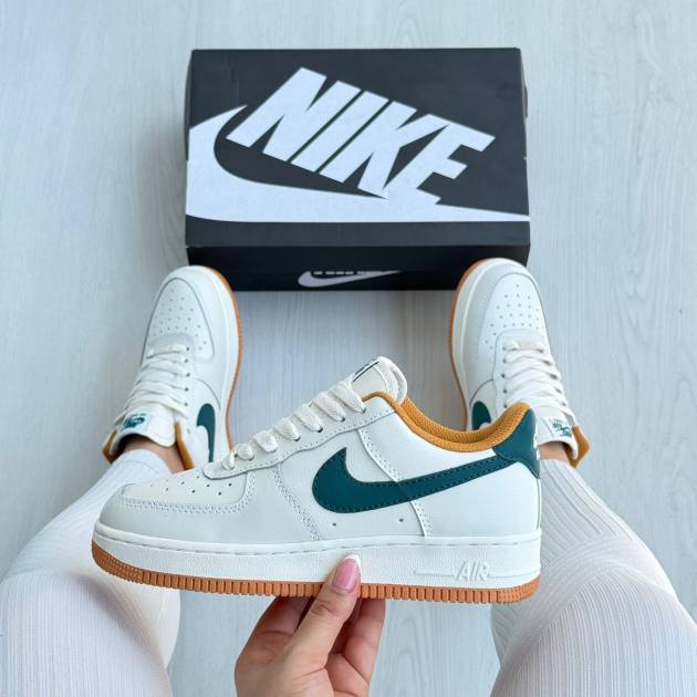 Nike Air Force 1 Blanco con Detalles Verde y Suela Gum – Clásico Urbano